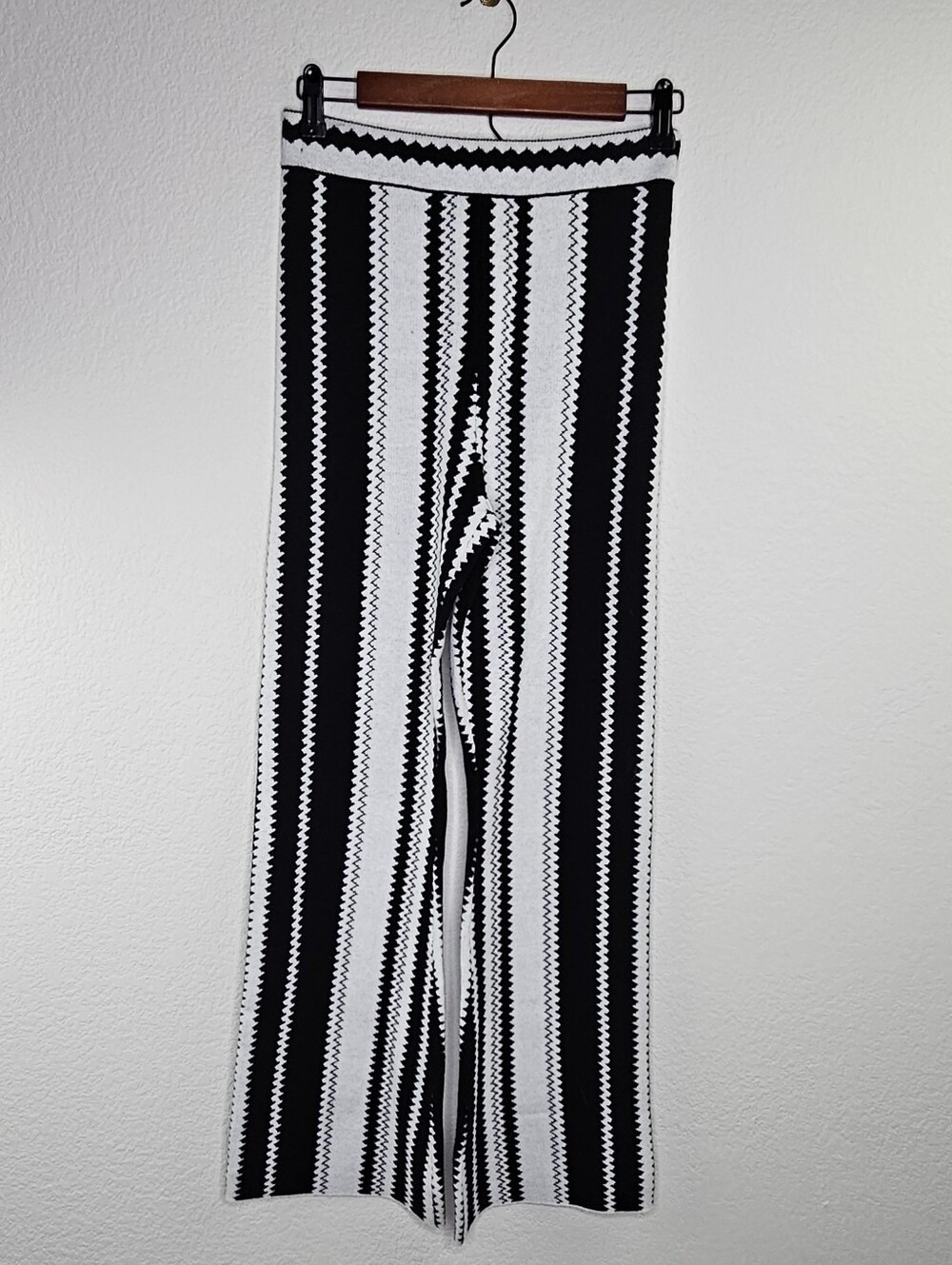 Cider black and white zig zag geometric print knit sweater pants flare Small